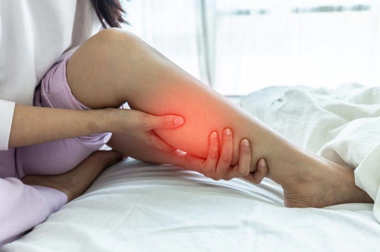 80 岁以后还能活多久，看腿脚就知？若发现这几个症状，寿命不